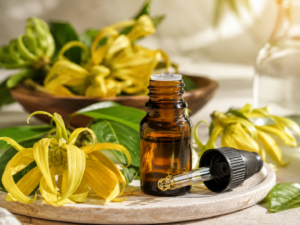 huile essentielle d'ylang ylang, fleurs jaunes, flacon ambré